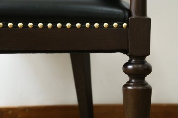新古　展示品　美品　特注オーダー家具　黒と赤のコントラストが印象的なチェア　制作費約13万円　(R-088091)