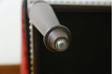 新古　展示品　美品　特注オーダー家具　黒と赤のコントラストが印象的なチェア　制作費約13万円　(R-088091)