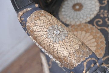 新古　展示品　美品　特注オーダー家具　シノワズリデザインが華やかなアンティーク調のチェア　制作費約15万円　(R-088092)
