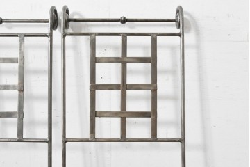 新古　展示品　美品　特注オーダー家具　スクエア格子デザインのアイアン製チェア5脚セット　(R-088093)
