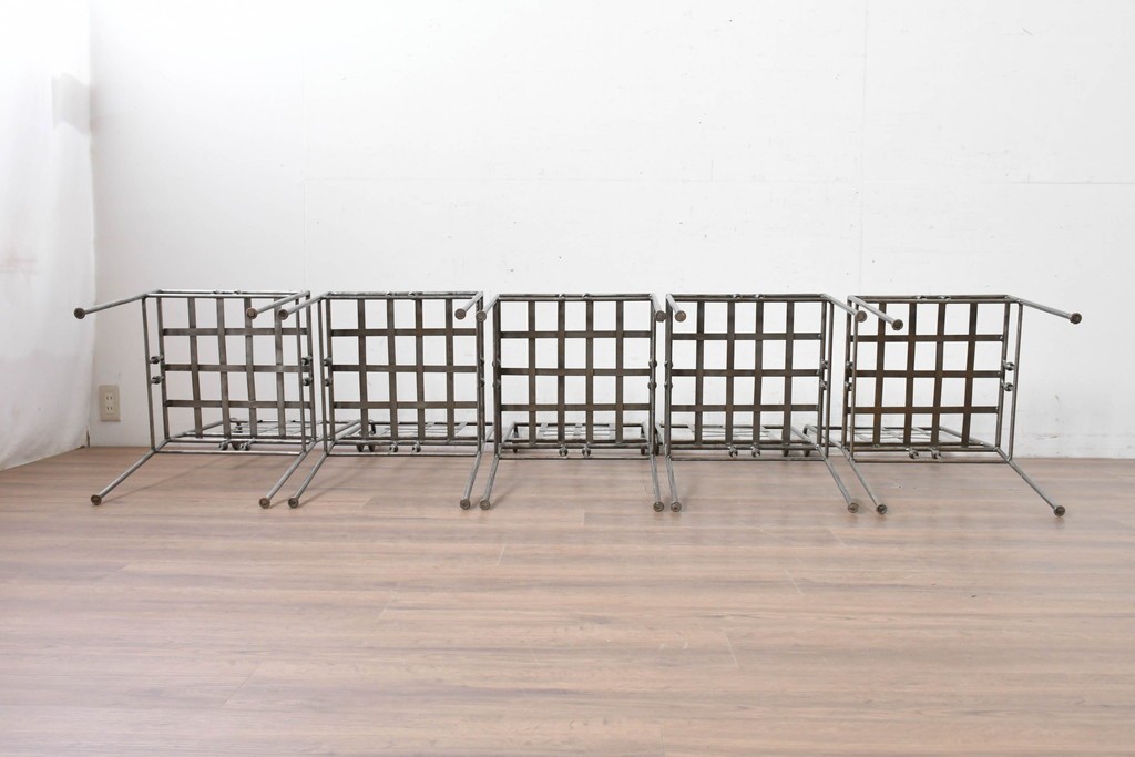 新古　展示品　美品　特注オーダー家具　スクエア格子デザインのアイアン製チェア5脚セット　(R-088093)