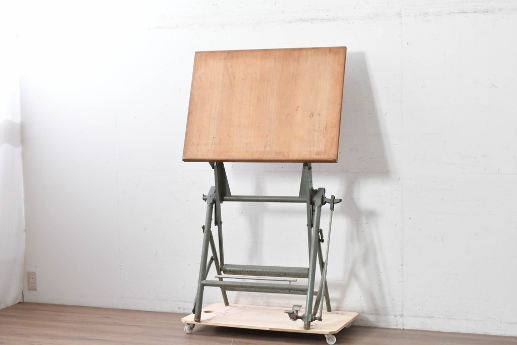 【簡易リペア限定品】　フランスヴィンテージ　Lucien Sautereau(リュシアン・ソートロー)デザイン　UNIC(ユニック)　インダストリアルな佇まいが魅力のチルトップ可動式製図台　(R-088100)
