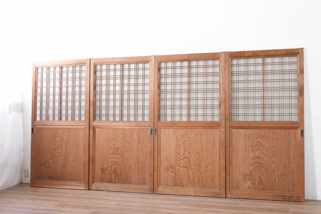 ヴィンテージ建具　昭和中期　上手物!!　腰板杉材一枚板　整然と並ぶ格子が上品なガラス戸4枚セット　(R-088102)