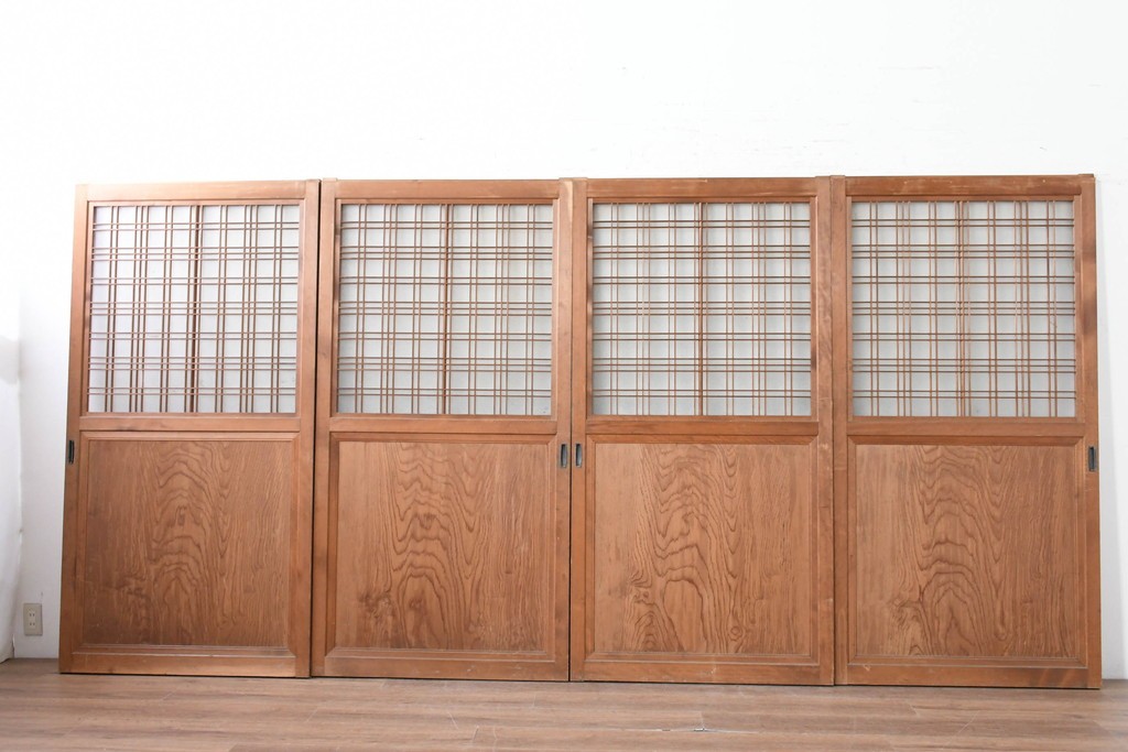 ヴィンテージ建具　昭和中期　上手物!!　腰板杉材一枚板　整然と並ぶ格子が上品なガラス戸4枚セット　(R-088102)