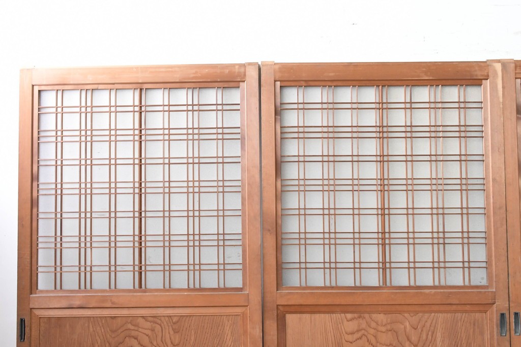 ヴィンテージ建具　昭和中期　上手物!!　腰板杉材一枚板　整然と並ぶ格子が上品なガラス戸4枚セット　(R-088102)