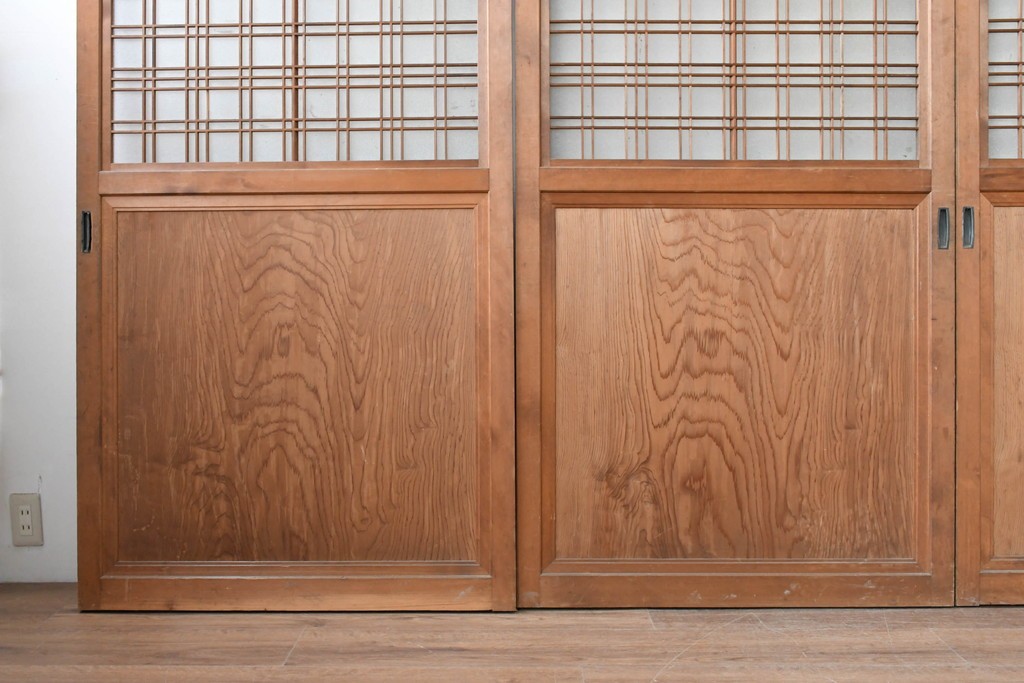 ヴィンテージ建具　昭和中期　上手物!!　腰板杉材一枚板　整然と並ぶ格子が上品なガラス戸4枚セット　(R-088102)