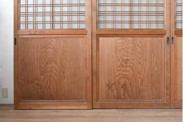 ヴィンテージ建具　昭和中期　上手物!!　腰板杉材一枚板　整然と並ぶ格子が上品なガラス戸4枚セット　(R-088102)