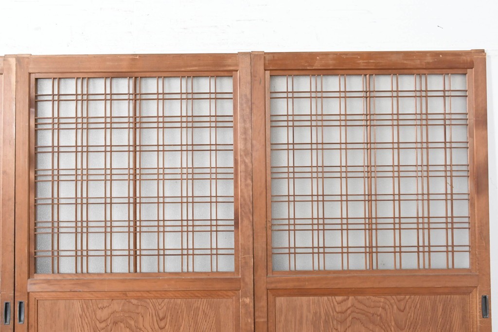 ヴィンテージ建具　昭和中期　上手物!!　腰板杉材一枚板　整然と並ぶ格子が上品なガラス戸4枚セット　(R-088102)