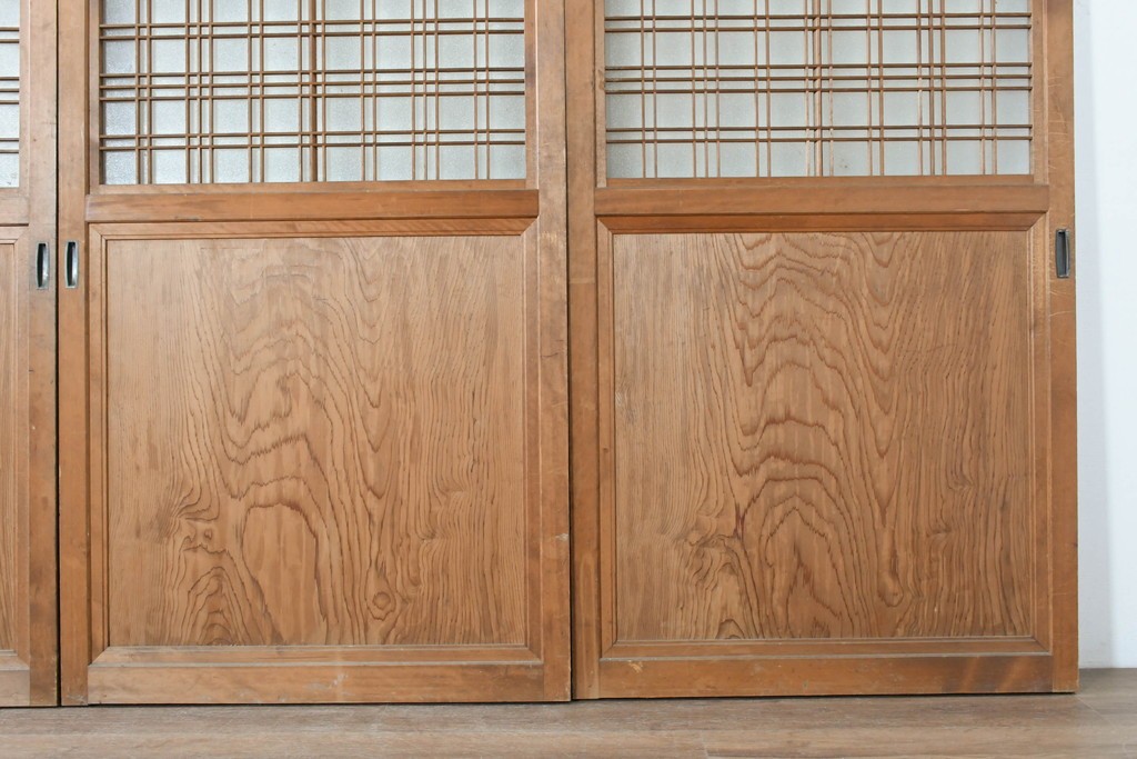 ヴィンテージ建具　昭和中期　上手物!!　腰板杉材一枚板　整然と並ぶ格子が上品なガラス戸4枚セット　(R-088102)