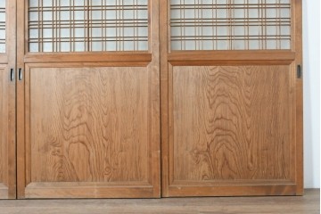 ヴィンテージ建具　昭和中期　上手物!!　腰板杉材一枚板　整然と並ぶ格子が上品なガラス戸4枚セット　(R-088102)