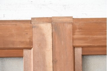 ヴィンテージ建具　昭和中期　上手物!!　腰板杉材一枚板　整然と並ぶ格子が上品なガラス戸4枚セット　(R-088102)