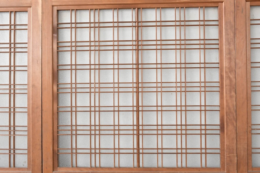 ヴィンテージ建具　昭和中期　上手物!!　腰板杉材一枚板　整然と並ぶ格子が上品なガラス戸4枚セット　(R-088102)