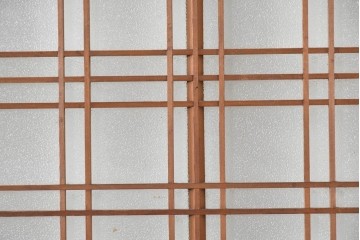 ヴィンテージ建具　昭和中期　上手物!!　腰板杉材一枚板　整然と並ぶ格子が上品なガラス戸4枚セット　(R-088102)