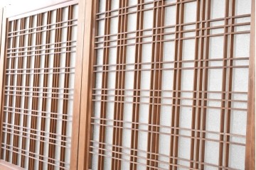 ヴィンテージ建具　昭和中期　上手物!!　腰板杉材一枚板　整然と並ぶ格子が上品なガラス戸4枚セット　(R-088102)