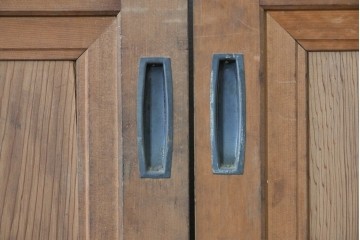 ヴィンテージ建具　昭和中期　上手物!!　腰板杉材一枚板　整然と並ぶ格子が上品なガラス戸4枚セット　(R-088102)