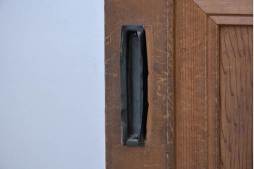 ヴィンテージ建具　昭和中期　上手物!!　腰板杉材一枚板　整然と並ぶ格子が上品なガラス戸4枚セット　(R-088102)