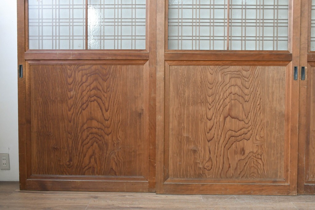 ヴィンテージ建具　昭和中期　上手物!!　腰板杉材一枚板　整然と並ぶ格子が上品なガラス戸4枚セット　(R-088102)