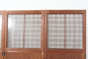 ヴィンテージ建具　昭和中期　上手物!!　腰板杉材一枚板　整然と並ぶ格子が上品なガラス戸4枚セット　(R-088102)