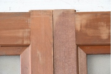 ヴィンテージ建具　昭和中期　上手物!!　腰板杉材一枚板　整然と並ぶ格子が上品なガラス戸4枚セット　(R-088102)