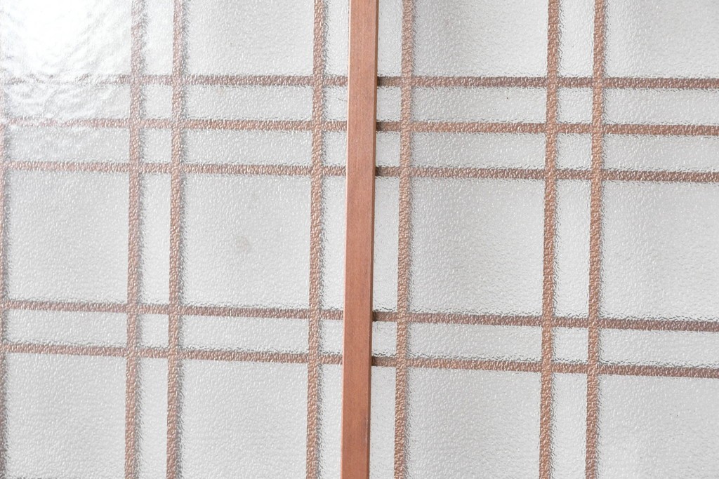 ヴィンテージ建具　昭和中期　上手物!!　腰板杉材一枚板　整然と並ぶ格子が上品なガラス戸4枚セット　(R-088102)