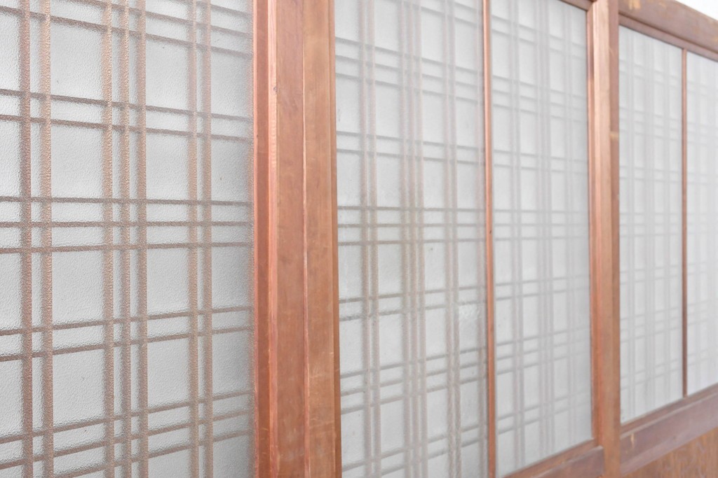 ヴィンテージ建具　昭和中期　上手物!!　腰板杉材一枚板　整然と並ぶ格子が上品なガラス戸4枚セット　(R-088102)