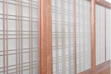 ヴィンテージ建具　昭和中期　上手物!!　腰板杉材一枚板　整然と並ぶ格子が上品なガラス戸4枚セット　(R-088102)