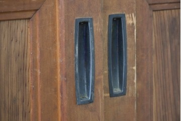 ヴィンテージ建具　昭和中期　上手物!!　腰板杉材一枚板　整然と並ぶ格子が上品なガラス戸4枚セット　(R-088102)