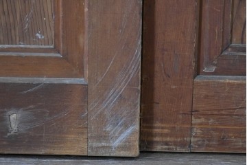 ヴィンテージ建具　昭和中期　上手物!!　腰板杉材一枚板　整然と並ぶ格子が上品なガラス戸4枚セット　(R-088102)