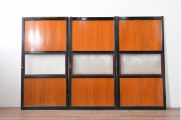 アンティーク建具　昭和初期　シックな黒縁と赤みを帯びた木肌が印象的なガラス帯戸3枚セット　(R-088103)