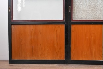 アンティーク建具　昭和初期　シックな黒縁と赤みを帯びた木肌が印象的なガラス帯戸3枚セット　(R-088103)