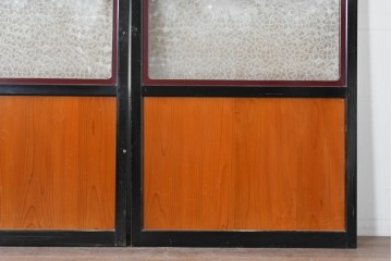 アンティーク建具　昭和初期　シックな黒縁と赤みを帯びた木肌が印象的なガラス帯戸3枚セット　(R-088103)