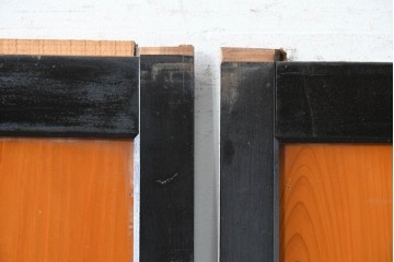 アンティーク建具　昭和初期　シックな黒縁と赤みを帯びた木肌が印象的なガラス帯戸3枚セット　(R-088103)
