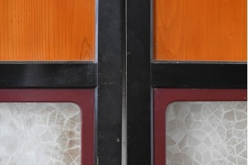 アンティーク建具　昭和初期　シックな黒縁と赤みを帯びた木肌が印象的なガラス帯戸3枚セット　(R-088103)