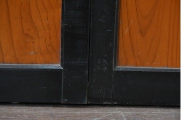 アンティーク建具　昭和初期　シックな黒縁と赤みを帯びた木肌が印象的なガラス帯戸3枚セット　(R-088103)