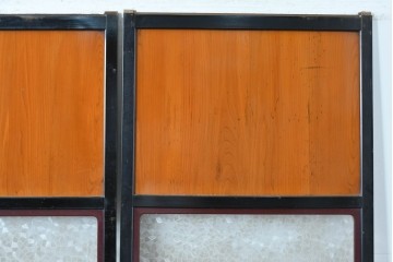 アンティーク建具　昭和初期　シックな黒縁と赤みを帯びた木肌が印象的なガラス帯戸3枚セット　(R-088103)