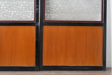 アンティーク建具　昭和初期　シックな黒縁と赤みを帯びた木肌が印象的なガラス帯戸3枚セット　(R-088103)