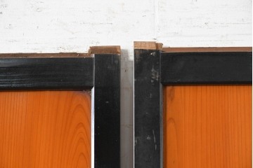 アンティーク建具　昭和初期　シックな黒縁と赤みを帯びた木肌が印象的なガラス帯戸3枚セット　(R-088103)