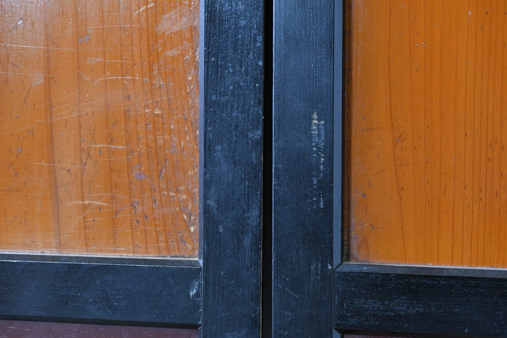 アンティーク建具　昭和初期　シックな黒縁と赤みを帯びた木肌が印象的なガラス帯戸3枚セット　(R-088103)