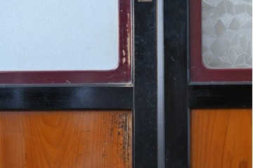 アンティーク建具　昭和初期　シックな黒縁と赤みを帯びた木肌が印象的なガラス帯戸3枚セット　(R-088103)