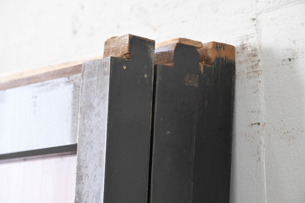 アンティーク建具　昭和初期　シックな黒縁と赤みを帯びた木肌が印象的なガラス帯戸3枚セット　(R-088103)