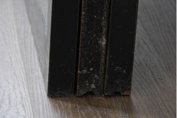アンティーク建具　昭和初期　シックな黒縁と赤みを帯びた木肌が印象的なガラス帯戸3枚セット　(R-088103)