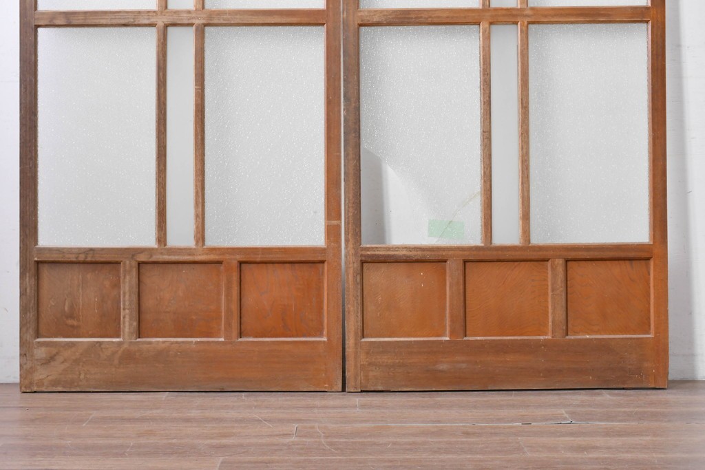 ヴィンテージ建具　昭和中期　温もりある木味が楽しめるガラス戸2枚セット　(R-088109)