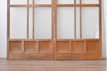 ヴィンテージ建具　昭和中期　温もりある木味が楽しめるガラス戸2枚セット　(R-088109)