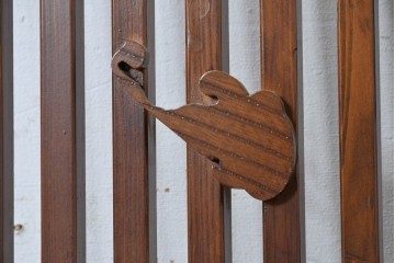 和製ヴィンテージ　自然木飾り付きの和風格子装飾パネル　(R-088110)