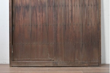 アンティーク建具　大正期　鋲打ちの意匠が趣深いくぐり戸1枚　(R-088111)