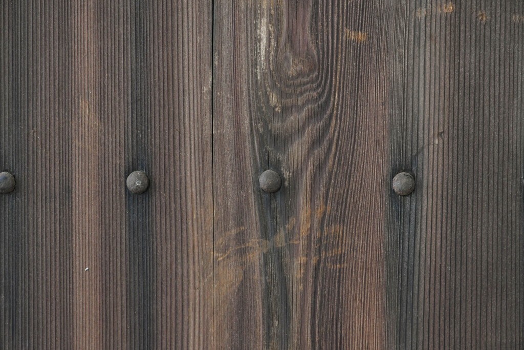 アンティーク建具　大正期　鋲打ちの意匠が趣深いくぐり戸1枚　(R-088111)