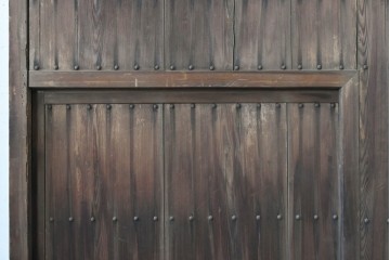 アンティーク建具　大正期　鋲打ちの意匠が趣深いくぐり戸1枚　(R-088111)