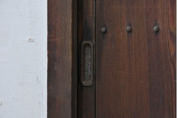 アンティーク建具　大正期　鋲打ちの意匠が趣深いくぐり戸1枚　(R-088111)