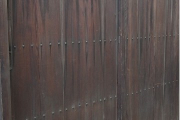 アンティーク建具　大正期　鋲打ちの意匠が趣深いくぐり戸1枚　(R-088111)