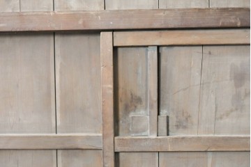 アンティーク建具　大正期　鋲打ちの意匠が趣深いくぐり戸1枚　(R-088111)